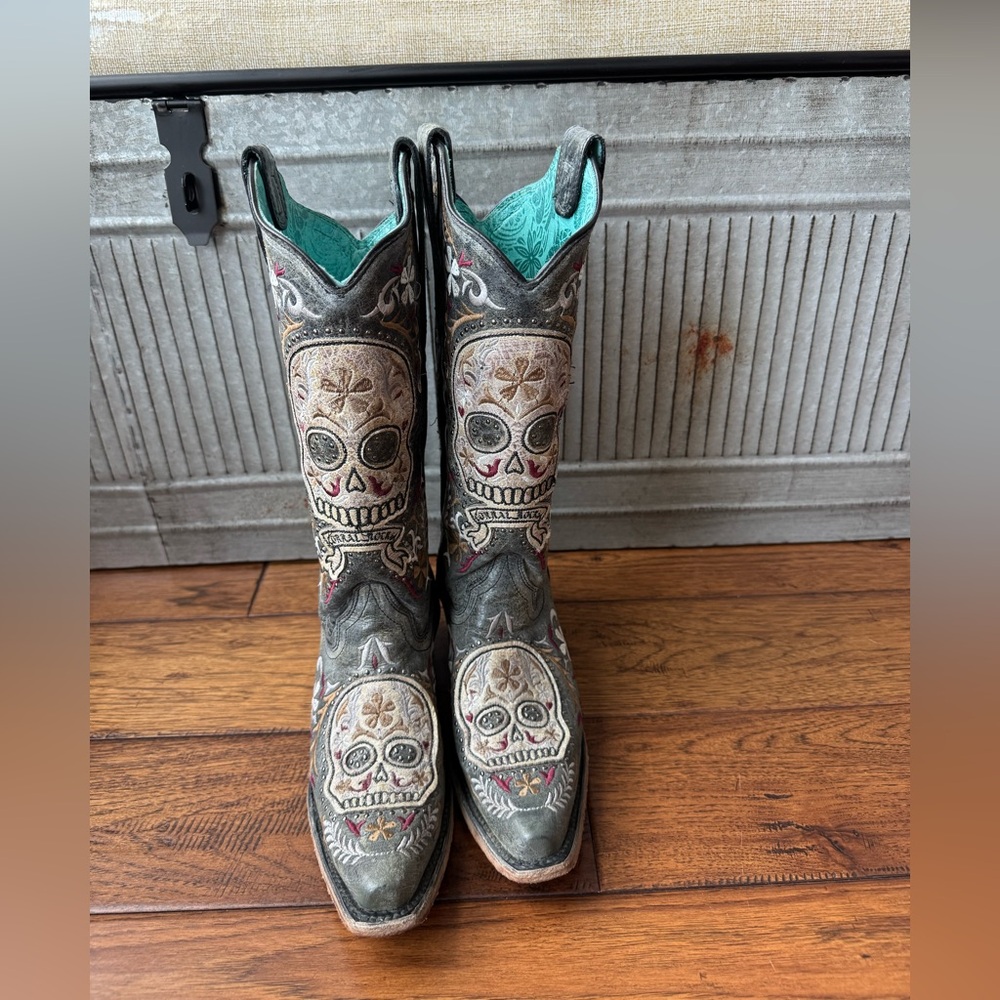 Corral Distressed Gray Skull Cowboy Boots 💀 Embroidered Western Women’s 7
